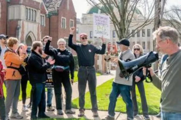 Pittsburgh Post-Gazette workers rally at Block house