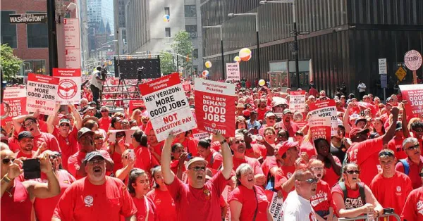 Verizon members rally in red